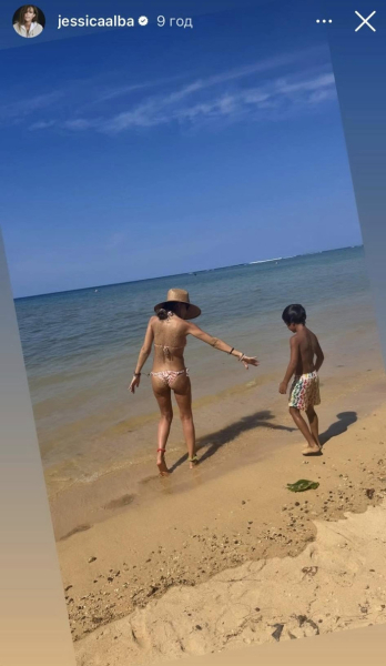 Альба у крихітному бікіні посвітила стрункою фігуркою на відпочинку зі своїм "принцом". Фото