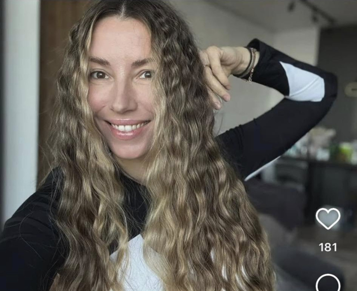 Невістка Ющенка в обтислому спортлуці з вирізом на грудях похизувалася фігурою перед дзеркалом