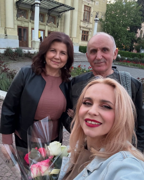 "Ненадовго, але як безцінно": Ребрик зворушила зустріччю з батьками у рідних Чернівцях