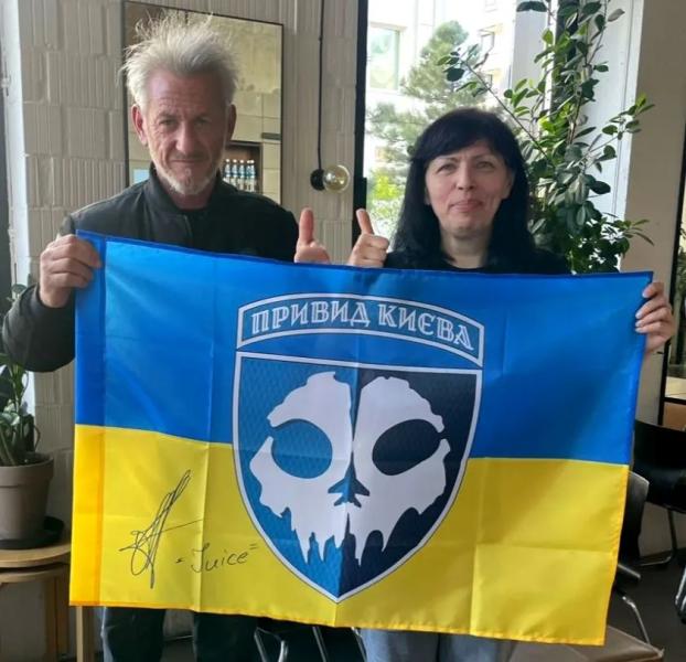 Оскароносный Шон Пенн, который поддерживает Украину, показался с матерью погибшего пилота "Джуса"