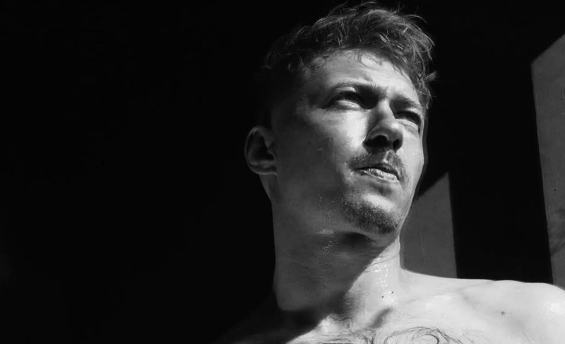 "Прекрасний розчесаний грудак": Бакланов із лискучим голим торсом вразив підписників, колег та ексдружину. Фото
