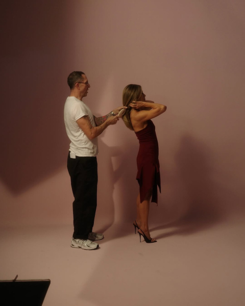 Трендове драпірування та асиметричне міні: Еністон посвітила фігурою у рекламній зйомці