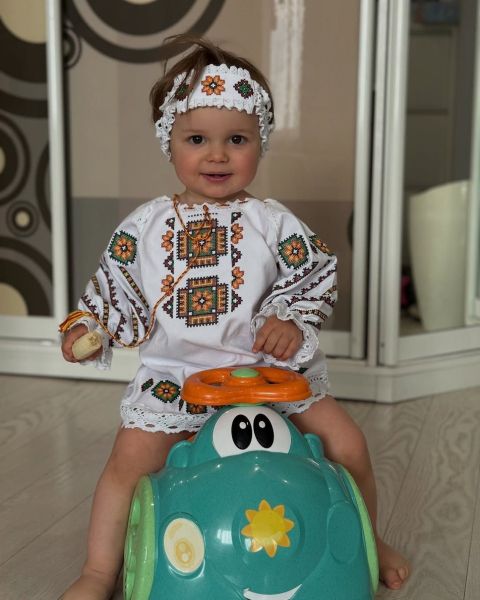 "Аделька теж вітає": Ребрик зазнімкувала 1-річну доню в вишиванковому луці. Фото