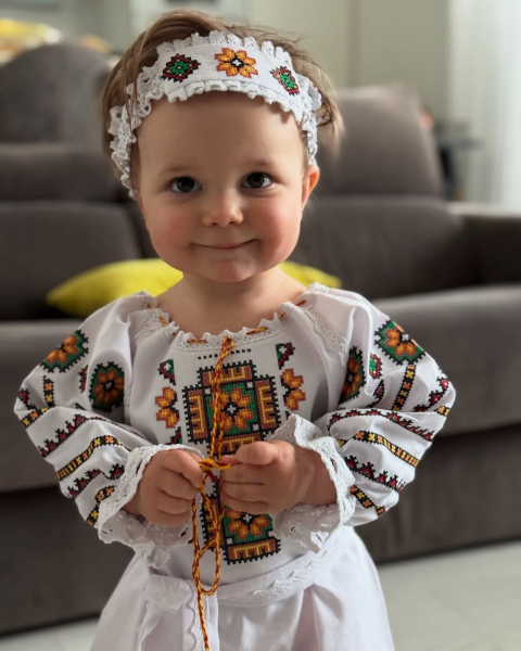 "Аделька теж вітає": Ребрик зазнімкувала 1-річну доню в вишиванковому луці. Фото