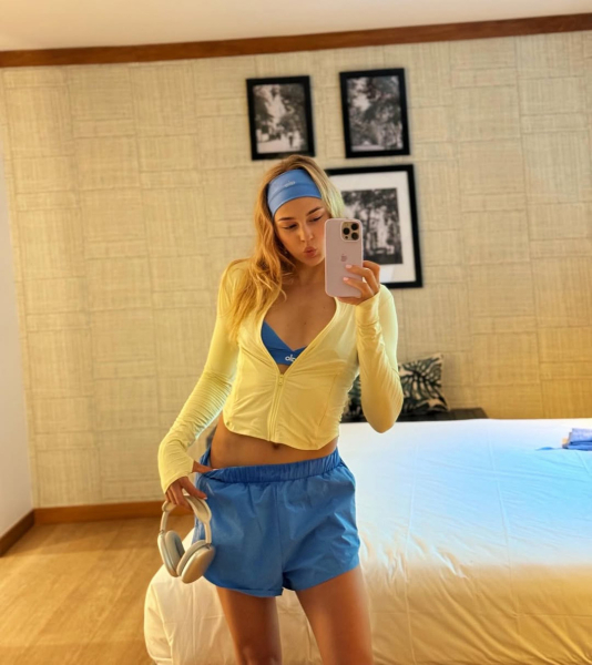 Білодід у жовто-блакитному спортлуці похизувалася підтягнутою фігуркою перед пробіжкою. Фото