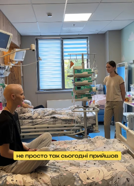"Частинку себе": Пивоваров подарував онкохворій дівчинці перуку з власного волосся. Відео