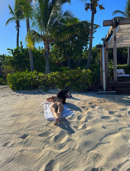 Дженнер в асиметричному золотому купальнику підставила сонцю ласі форми і показала личко без мейку