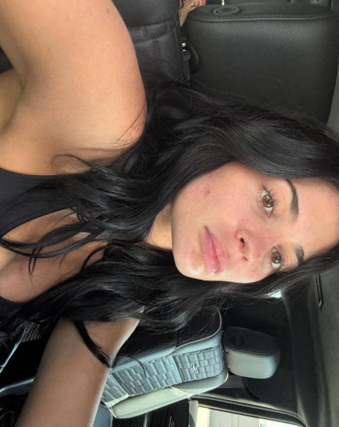 Дженнер в асиметричному золотому купальнику підставила сонцю ласі форми і показала личко без мейку