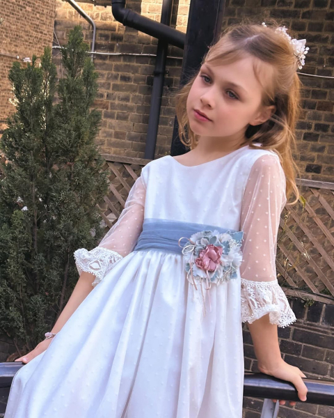 Фреймут у ніжному луці показалася з ошатними дітьми на першому причасті 7-річної дочки у Лондоні. Фото