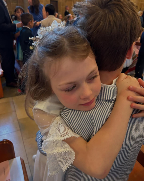 Фреймут у ніжному луці показалася з ошатними дітьми на першому причасті 7-річної дочки у Лондоні. Фото