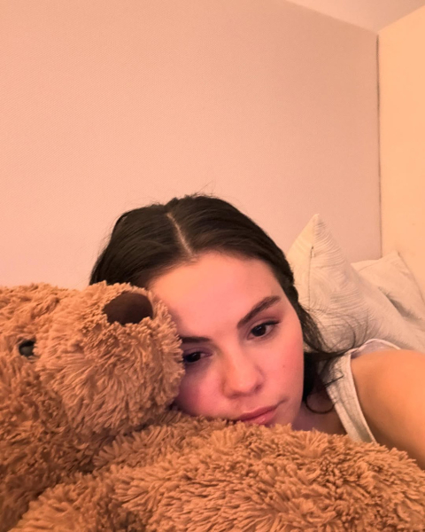 Гомес на кумедних фото показала, як лікувала зуби та стильно вдягалася цього місяця