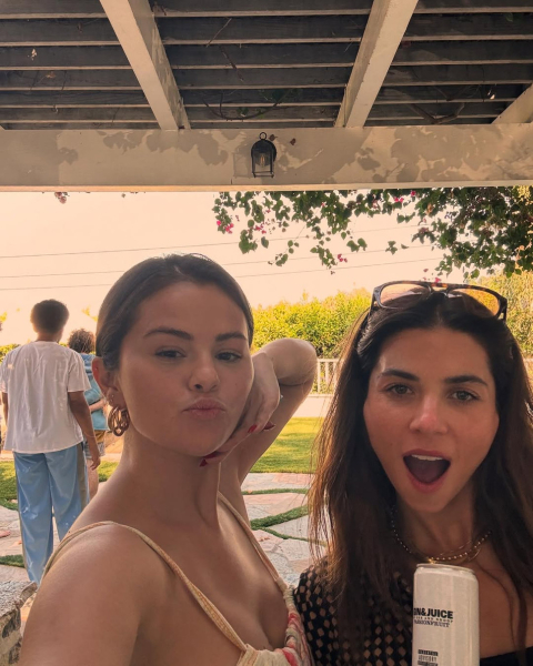 Гомес на кумедних фото показала, як лікувала зуби та стильно вдягалася цього місяця