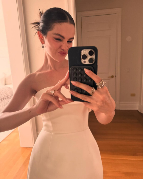 Гомес на кумедних фото показала, як лікувала зуби та стильно вдягалася цього місяця