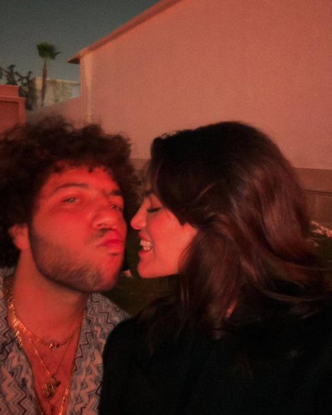 Гомес на кумедних фото показала, як лікувала зуби та стильно вдягалася цього місяця