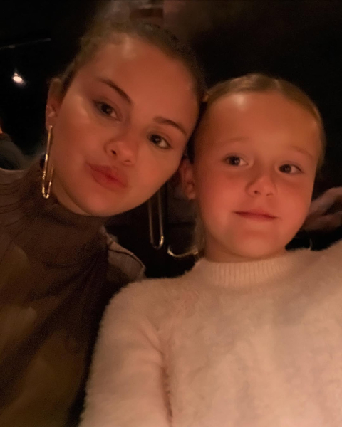 Гомес на кумедних фото показала, як лікувала зуби та стильно вдягалася цього місяця