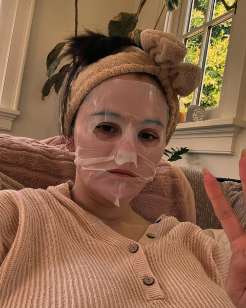 Гомес на кумедних фото показала, як лікувала зуби та стильно вдягалася цього місяця