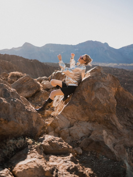 Камінська у шортиках і блискучій куртці наробила ефектних фото біля вулкана на Тенерифе. Фото