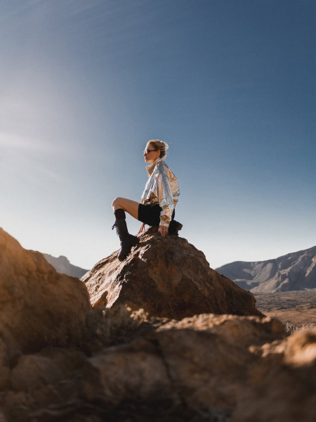 Камінська у шортиках і блискучій куртці наробила ефектних фото біля вулкана на Тенерифе. Фото