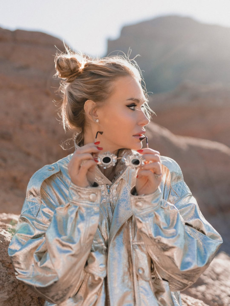 Камінська у шортиках і блискучій куртці наробила ефектних фото біля вулкана на Тенерифе. Фото