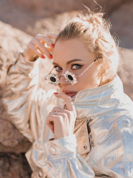 Камінська у шортиках і блискучій куртці наробила ефектних фото біля вулкана на Тенерифе. Фото