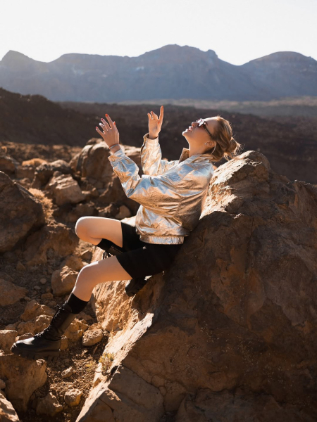 Камінська у шортиках і блискучій куртці наробила ефектних фото біля вулкана на Тенерифе. Фото