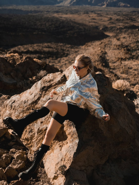 Камінська у шортиках і блискучій куртці наробила ефектних фото біля вулкана на Тенерифе. Фото