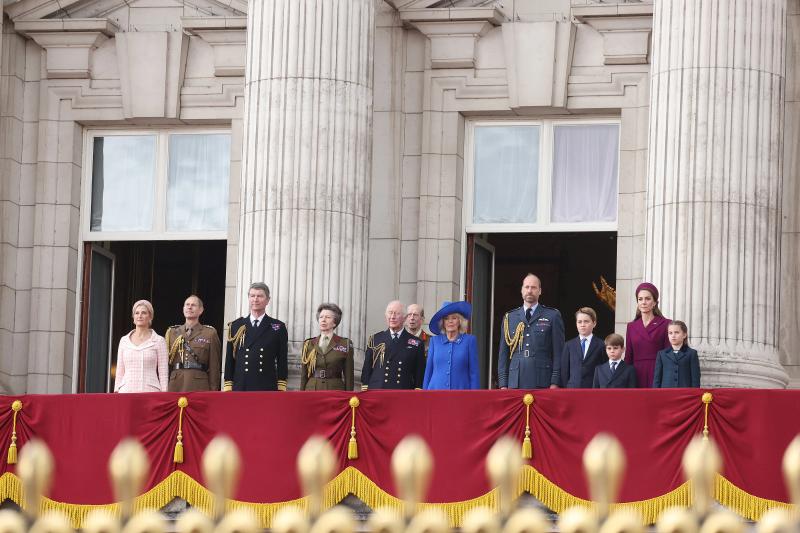 Кейт Миддлтон и принц Уильям появились на публике вместе с тремя детьми