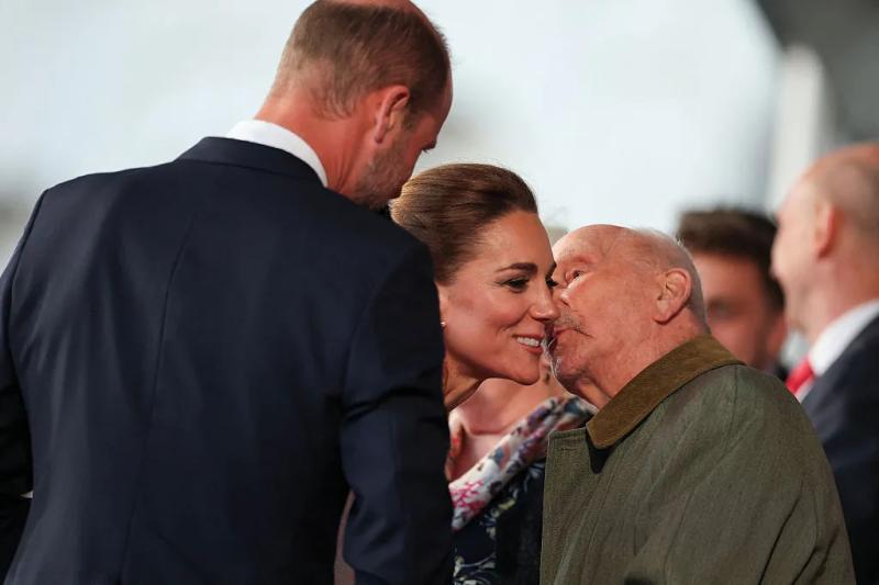 Кейт Миддлтон встретилась со 107-летним ветераном: на фото попал трогательный момент