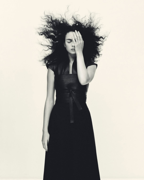 Книжки, рослини та асиметрія: Дева Кассель захопила стильним виглядом в японській фотосесії