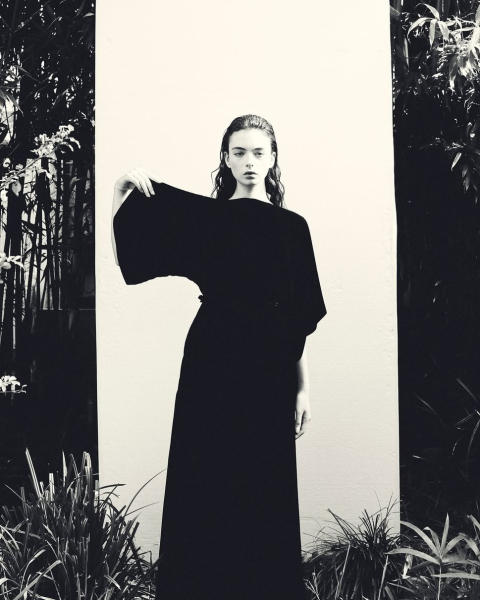 Книжки, рослини та асиметрія: Дева Кассель захопила стильним виглядом в японській фотосесії