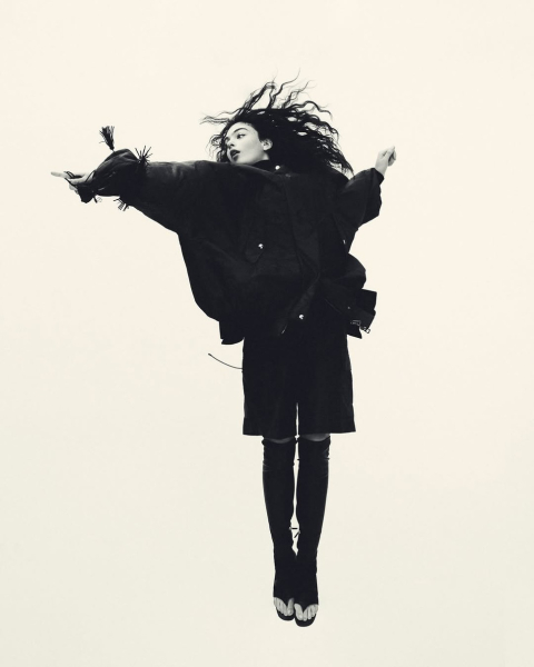 Книжки, рослини та асиметрія: Дева Кассель захопила стильним виглядом в японській фотосесії