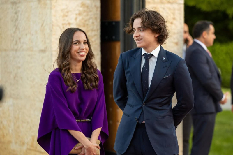 Королева Ранія помилувалася молодшими дітьми в ошатних луках. Фото