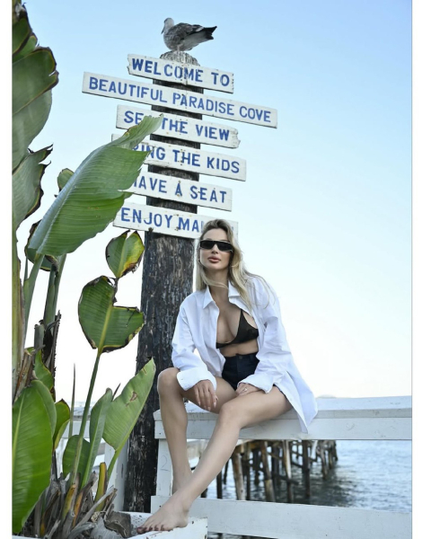 Лобода у ліфі й мінішортах наробила ніжних фото у Малібу