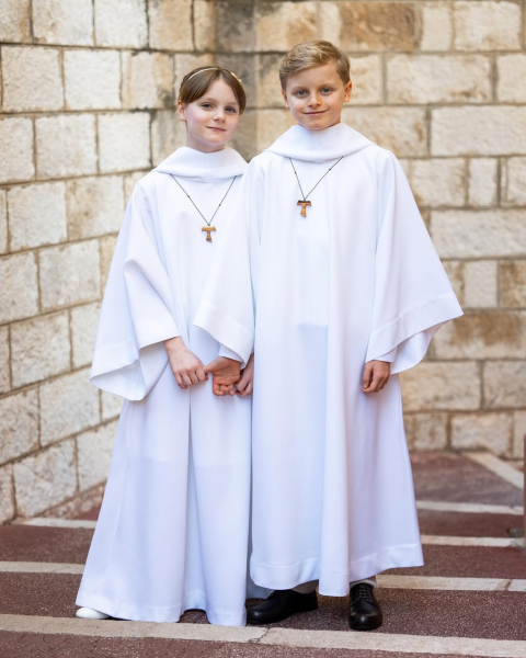 Найрідніші друзяшки: 10-річні син і донька князя Монако зворушили ніжним  жестом на фото зі свого першого причастя