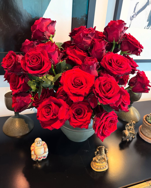 Обійми з Гомес і Кокс, квіти та песики: Еністон потішила теплими фотоспогадами