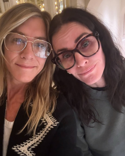 Обійми з Гомес і Кокс, квіти та песики: Еністон потішила теплими фотоспогадами