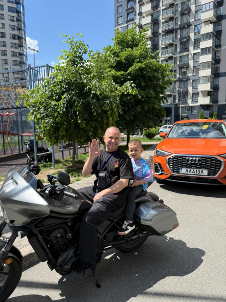"Помаленьку привчаю": Павлік показався на мотоциклі з майже 4-річним синочком