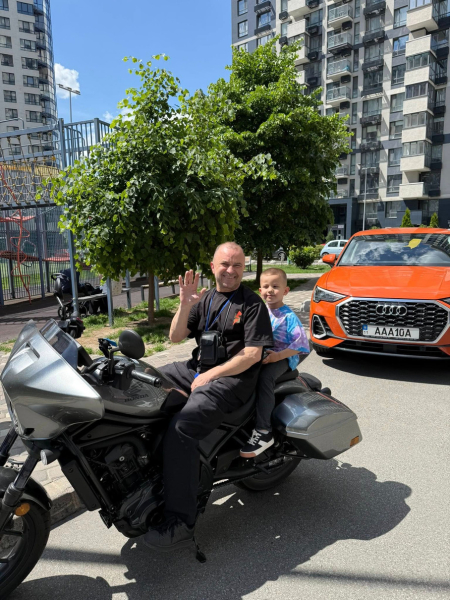 "Помаленьку привчаю": Павлік показався на мотоциклі з майже 4-річним синочком