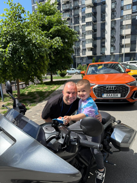 "Помаленьку привчаю": Павлік показався на мотоциклі з майже 4-річним синочком