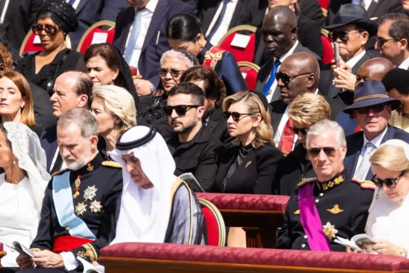 В элегантном образе и с покрытой головой: Зеленская сопроводила мужа в Ватикан