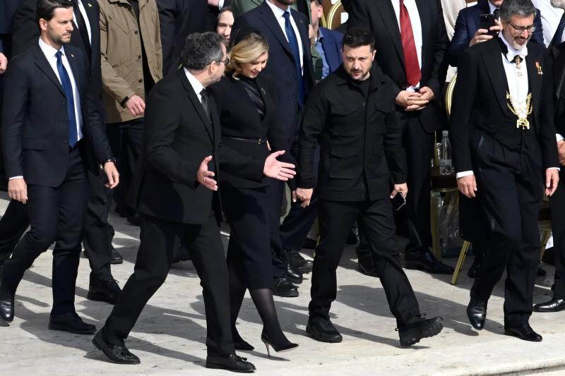 В элегантном образе и с покрытой головой: Зеленская сопроводила мужа в Ватикан