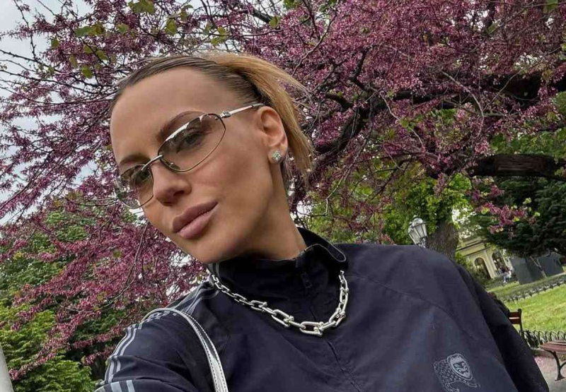 "Ви ніколи не дізнаєтесь правди": Нікітюк роздратовано відповіла на закиди щодо змін її зовнішності, наробивши стильних фото в Одесі