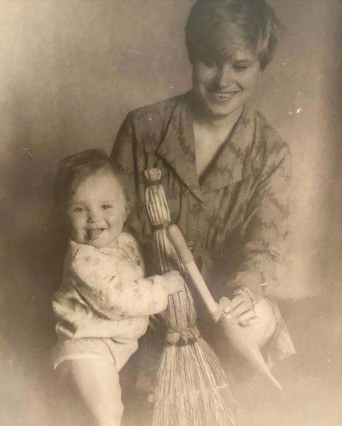 "Воспитали звезд": как выглядели мама Каменских, Горбунова и других знаменитостей в молодости