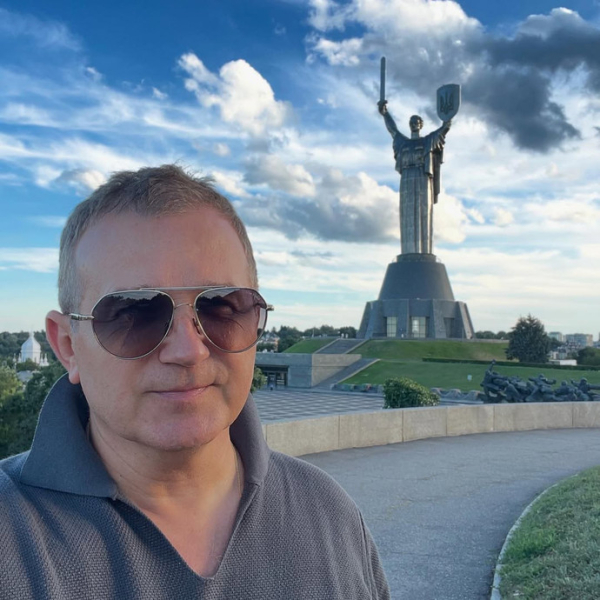 "Закоханий на все життя": Горбунов із нагоди Дня міста похвалився фото з Осадчою на київських локаціях