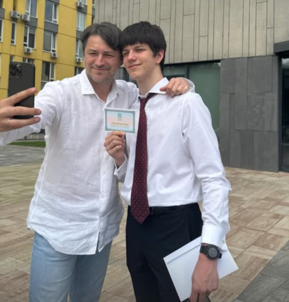 "11 років пролетіли як мить": Притула привітав сина з успішним закінченням школи. Фото