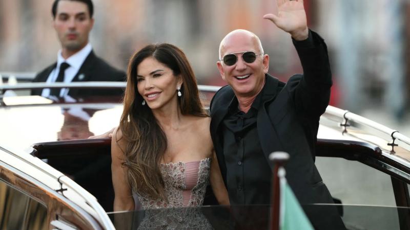 Безос и Санчес завершили свадьбу вечеринкой в Венеции с пижамным дрескодом: звездные образы