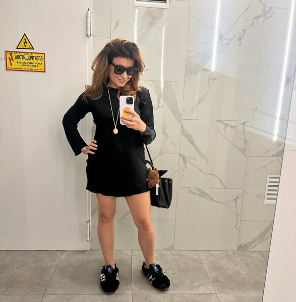 Чоловік у захваті: дружина Монатіка у чорній мінісукні посвітила ніжками перед дзеркалом. Фото