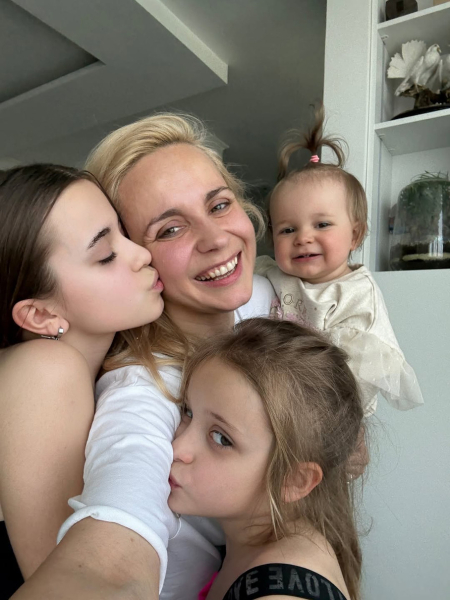 "Чотири змісти жити": Ребрик показала цілунки з чоловіком на вокзалі та обійми з доньками. Фото