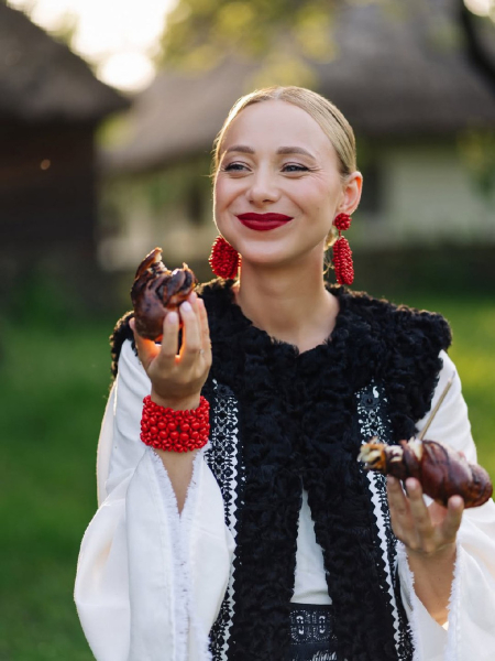 Дружина Павліка з нагоди 31-річчя показалася в ефектному етнообразі та розказала про головний подарунок