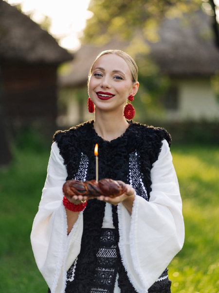 Дружина Павліка з нагоди 31-річчя показалася в ефектному етнообразі та розказала про головний подарунок